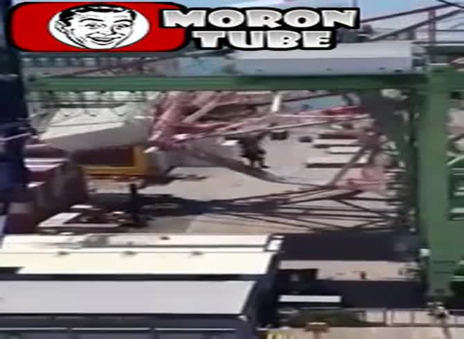 Video: On its way back to a port, a cargo ship collides with a crane, causing a huge mess
